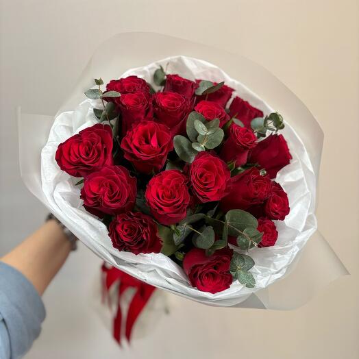 Классический букет из 19 красных роз