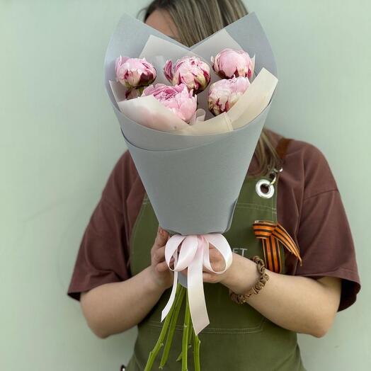 Ramo de tulipanes en forma de peonía