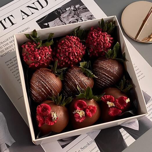 Fresas cubiertas de chocolate con frambuesas liofilizadas
