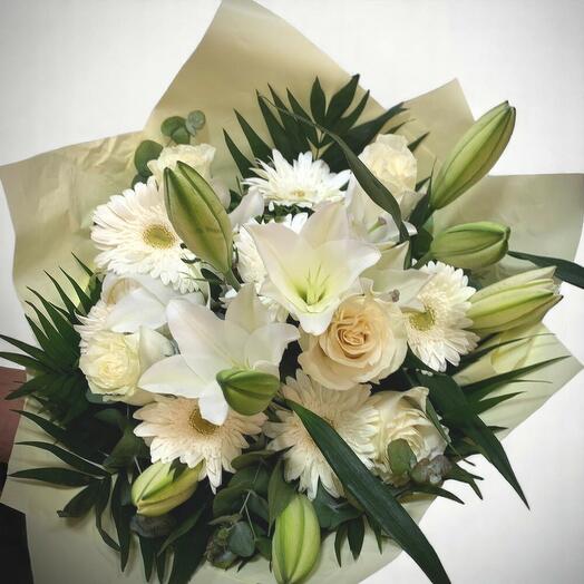 Elegancia blanca: lirios, gerberas y rosas