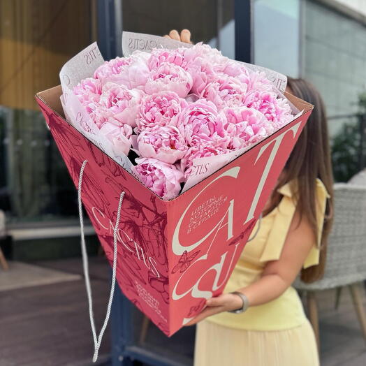 Моно букет из Пион в переноске