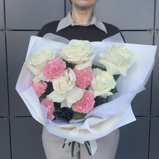 Нежный букет из французских роз и диантусов