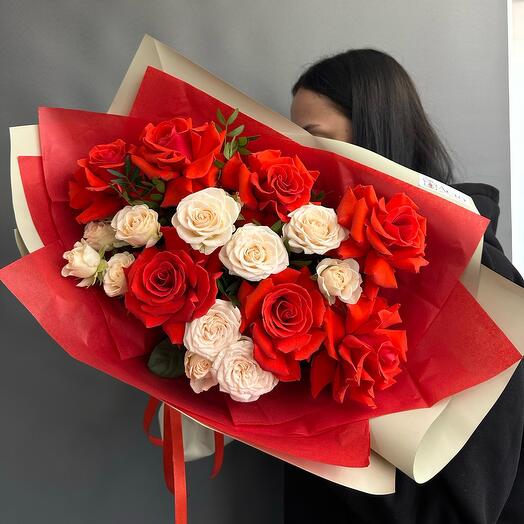 Букет из французских красных роз и кустовых роз 🌹 Миледи