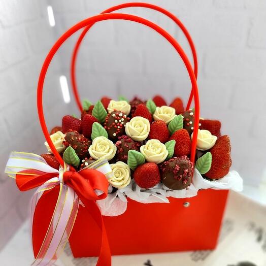Клубника и шоколадные розы в коробке-сумочке