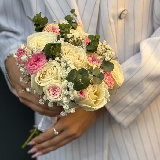 Букет невесты из роз, гипсофилы, кустовых роз и эвкалипта 💍