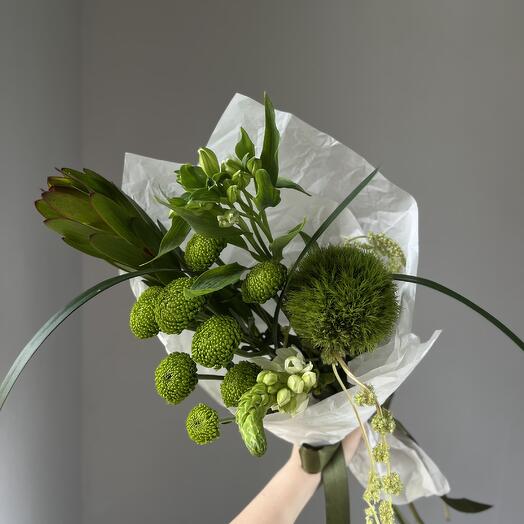 Зеленый букет из леукадендрона, гвоздики, хризантемы и амаранта