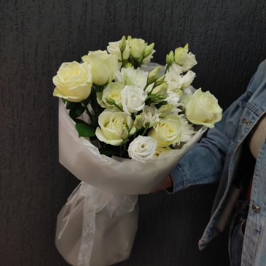 Букет из белых роз и эустом Афина