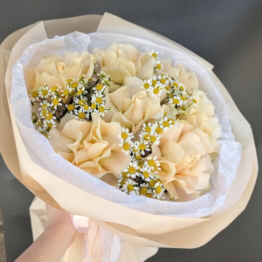 Букет из французской розы и ромашки