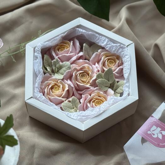 «Шестигранная нежность» — набор зефирных роз в элегантной белой коробке