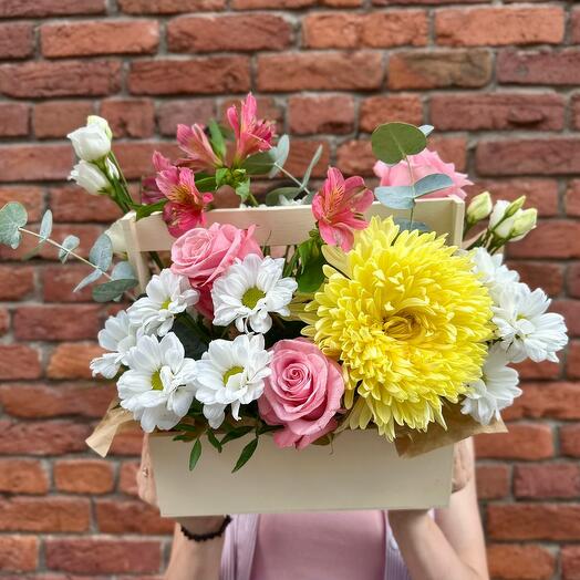 Цветочный ящик с розами, хризантемами и лизиантусом