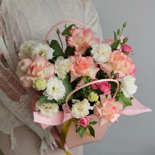 Розы и эустома в сумочке