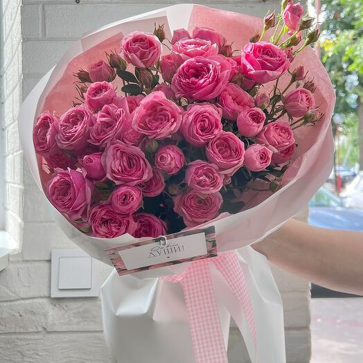 Букет из пионовидных  розовых кустовых роз