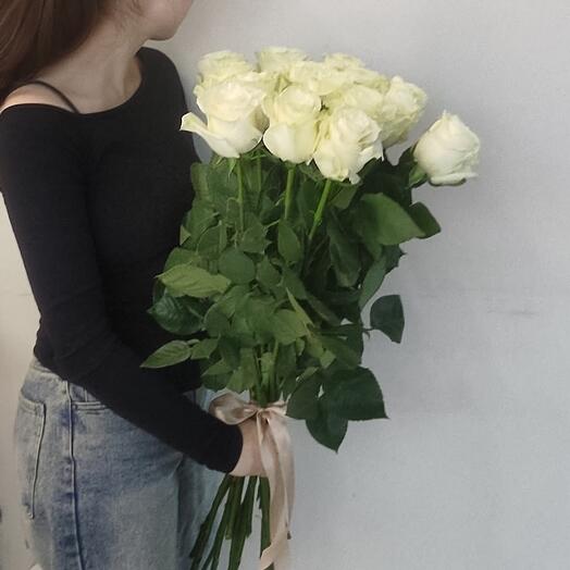 Моно букет из 15 белых роз