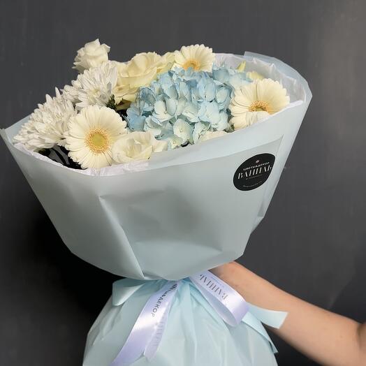 Букет с герберами и гортензией