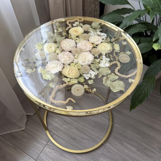 Стол из эпоксидной смолы с цветами прозрачный