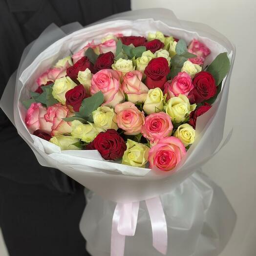 Монобукет из 51 розы микса с эвкалиптом