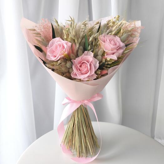 Букет из стабилизированных розовых роз и сухоцветов