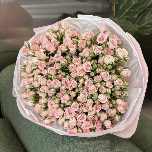Нежный букет из кустовых роз "Поцелуй Купидона"