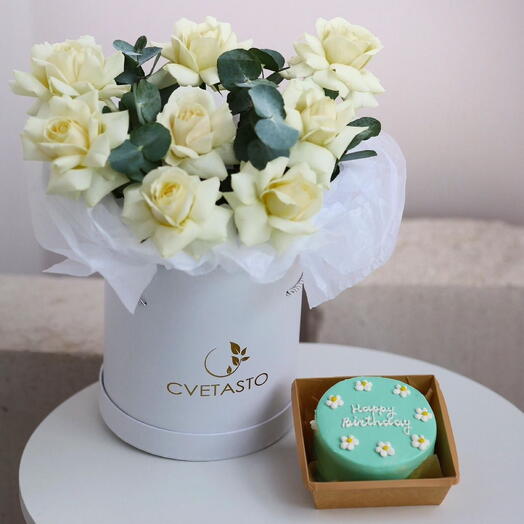 Белые розы в коробке + бенто торт в подарок