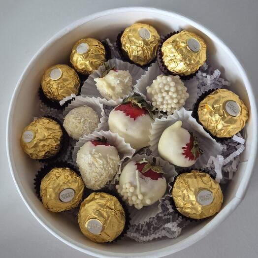 Клубника в белом шоколаде с конфетами "Ферреро Роше"