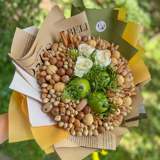 Букет из груш и роз с орехами