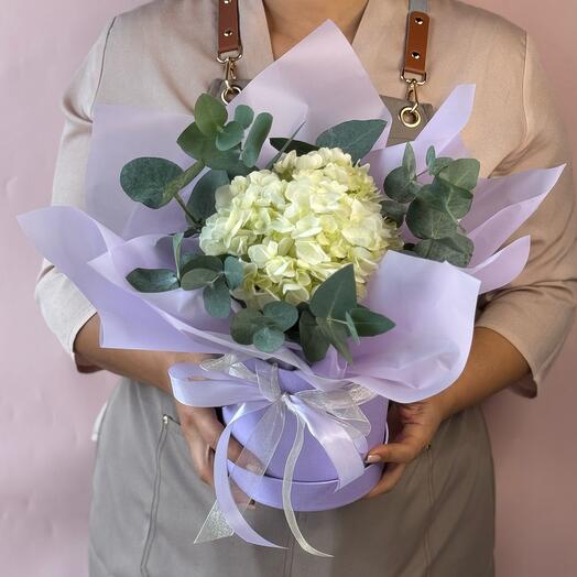Белая гортензия с эвкалиптом в шляпной коробке