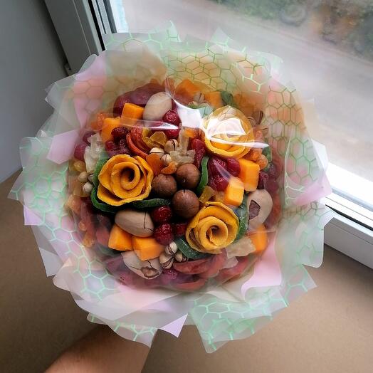 Букет из сухофруктов и орехов "Розы"