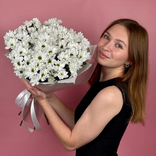 Нежный букет из 11 кустовых хризантем в упаковке