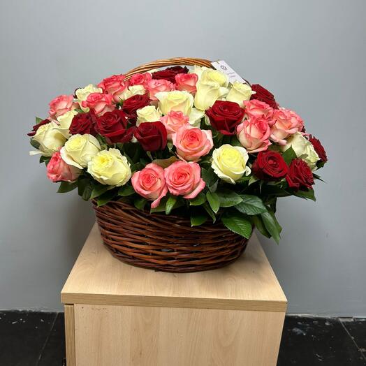 Корзина с цветами роза (Рэд Наоми, Аваланж, Джумилия
