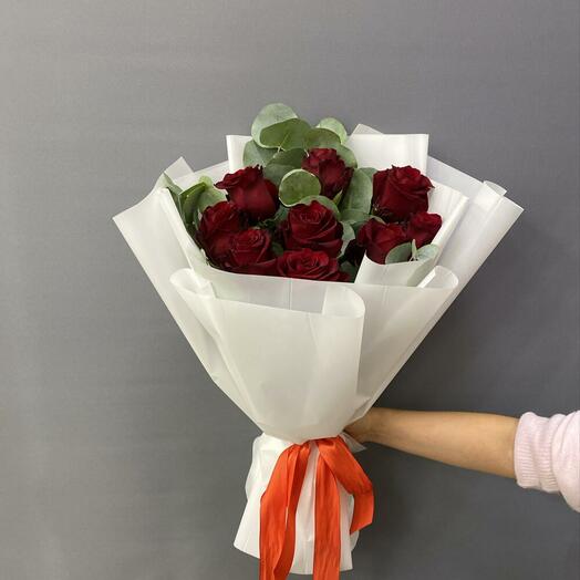 Букет красных роз с эвкалиптом, красные розы 9 шт