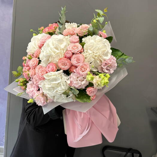 Воздушный букет из белых гортензий и розовых пион роз мадам Бомбастик