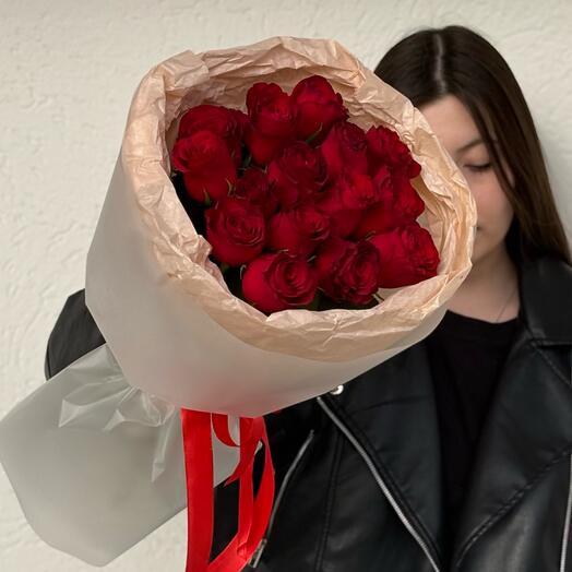 Букет из красных кенийских роз в круглой упаковке