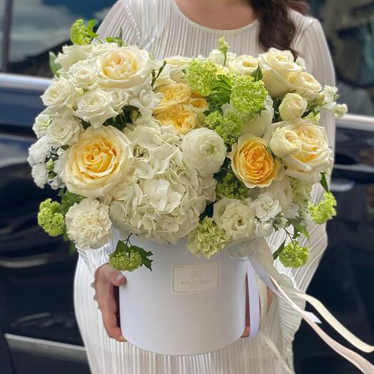 Авторская композиция с белой гортензией и чайными розами