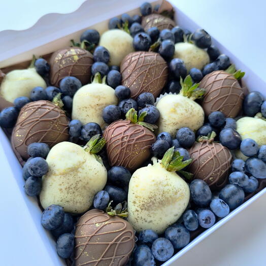 Клубника в шоколаде 16 шт с голубикой для любимой 14 февраля