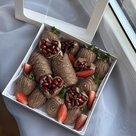 Клубника,бананы и гранат в бельгийском шоколаде