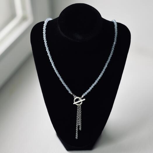 Колье из голубых бусин