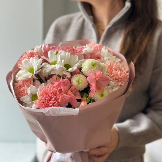 Букет из розового диантуса, кустовой ромашковой хризантемы, альстромерии