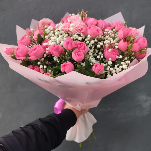 Букет из малиновых кустовой розички