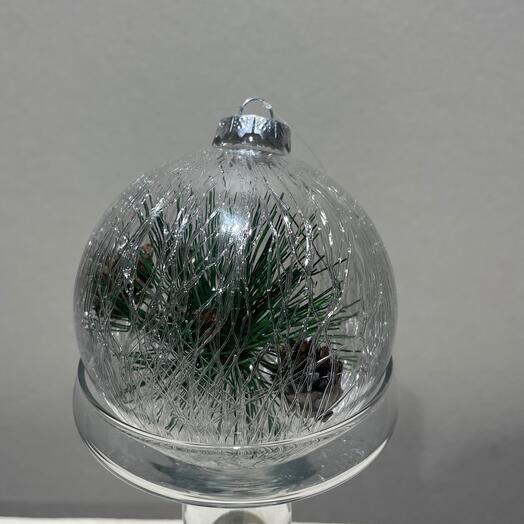 Шар стеклянный с шишками и ветвью