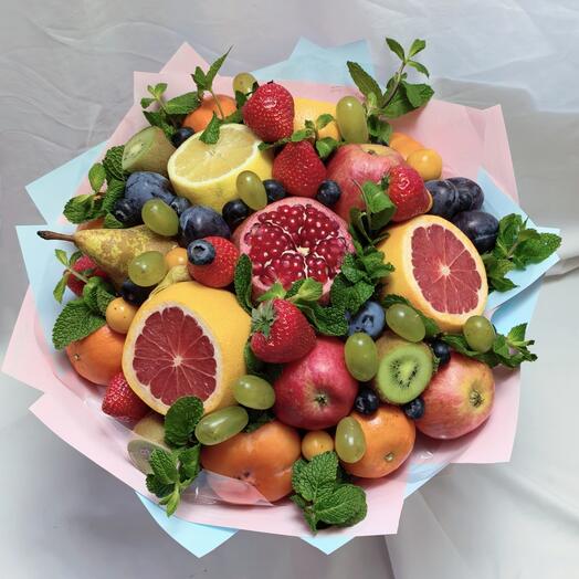 Букет из цитрусов и ягод в нежной упаковке