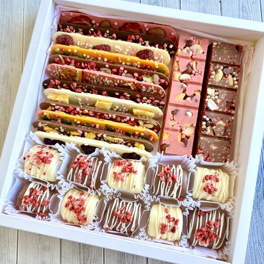 Набор сладостей из ассорти шоколада и маршмеллоу в шоколаде