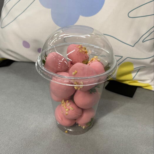 Нежный стакан клубники в розовом шоколаде