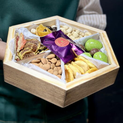 Набор с орехами, клубникой в шоколаде и чаем в деревянной шкатулке