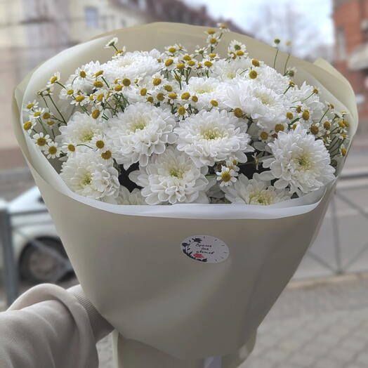 Букет "Арина" из хризантем и ромашек