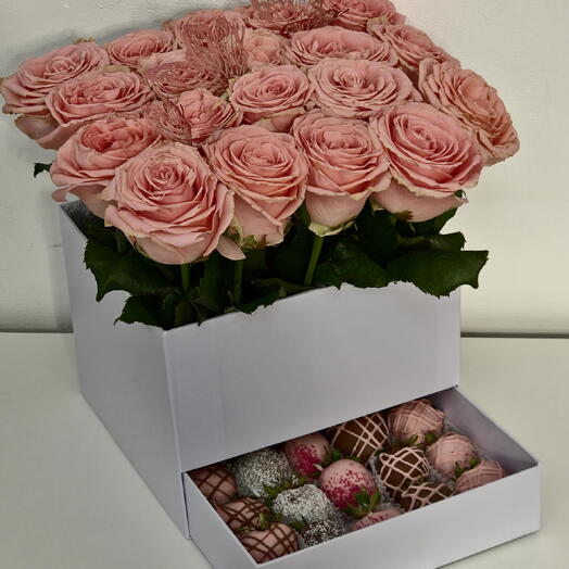 Композиция из клубники в шоколаде и розовых роз в шкатулке "Шепот роз"