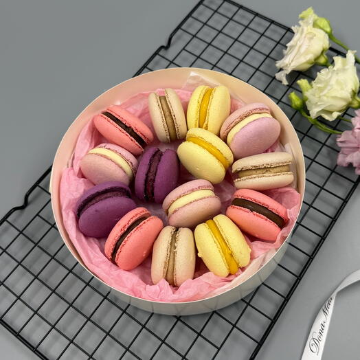 Набор макарон 14 шт в круглой коробке микс вкусов