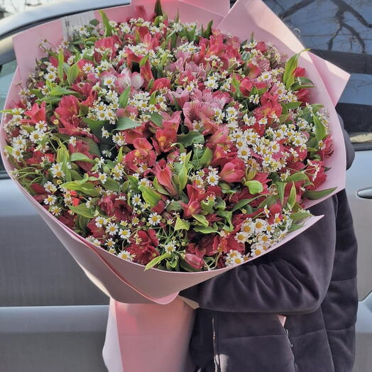 Букет из 51 альстромерии и ромашек