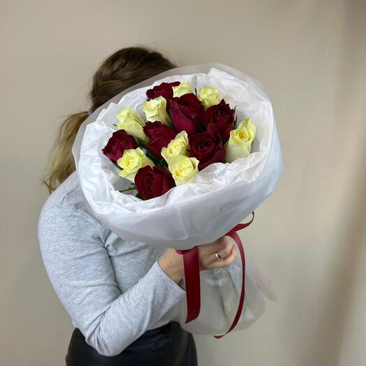 Букет из 15 микс белые и красные розы