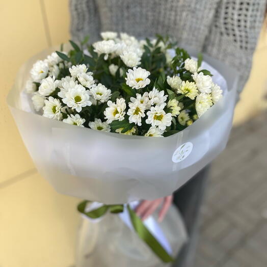 Букет белых сантини с зеленью
