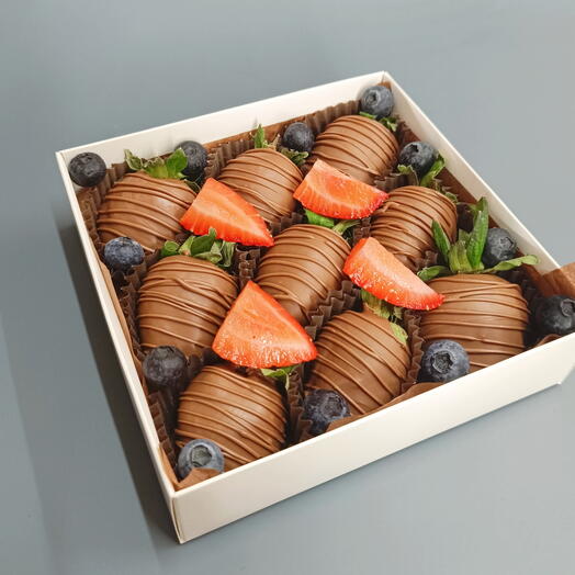 Подарочный Набор "ягодный 9" клубники в молочном шоколаде со свежими ягодами любимой девушке на 14 февраля бокс